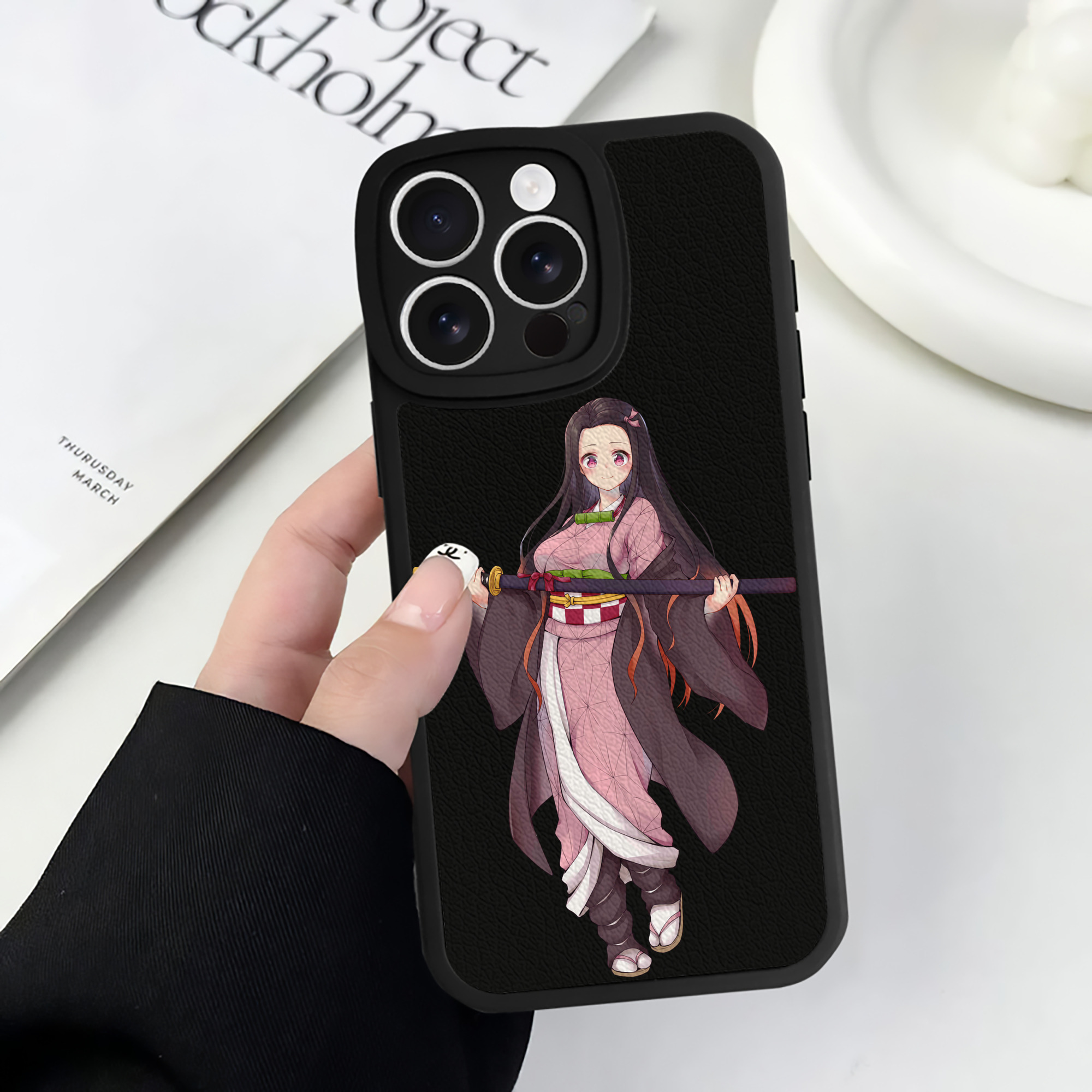 （画像用） 鬼滅の刃（きめつのやいば）竈門 禰󠄀豆子／かまど ねずこ Kamado Nezuko 【iPhone 16シリーズ対応】シリコンスマホケース（レザー調） 材質：シリコン